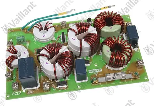 Elektronische Leiterplatte mit mehreren Spulen und Relais, beschriftet mit Warnhinweisen, hergestellt von Vaillant, vermutlich Teil eines EMC-Filters.
